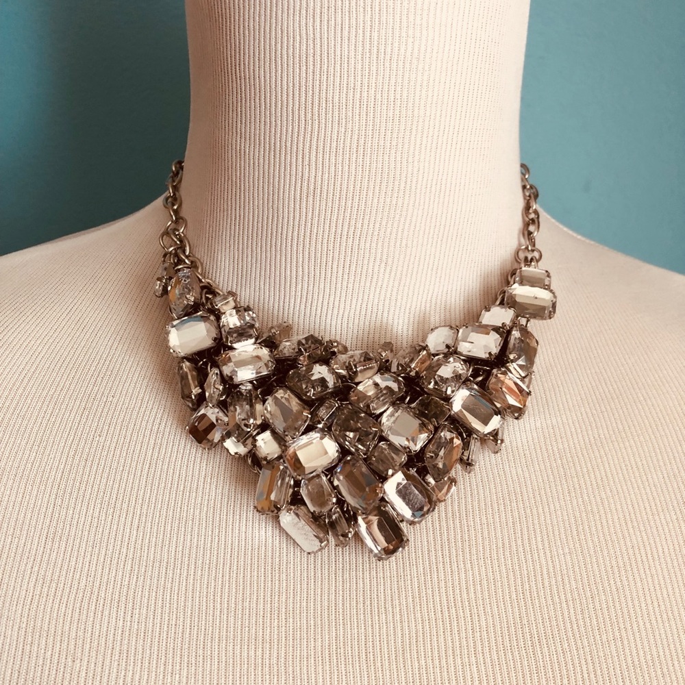 ⭐️HP⭐️Bib Necklace                            NWOT
